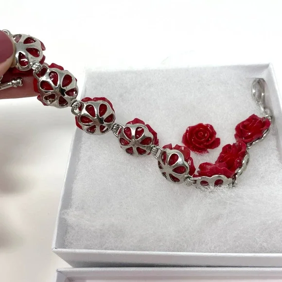 Red Rosette Bracelet and Earring Jewelry Set In Gift Box - Picture 2 of 3